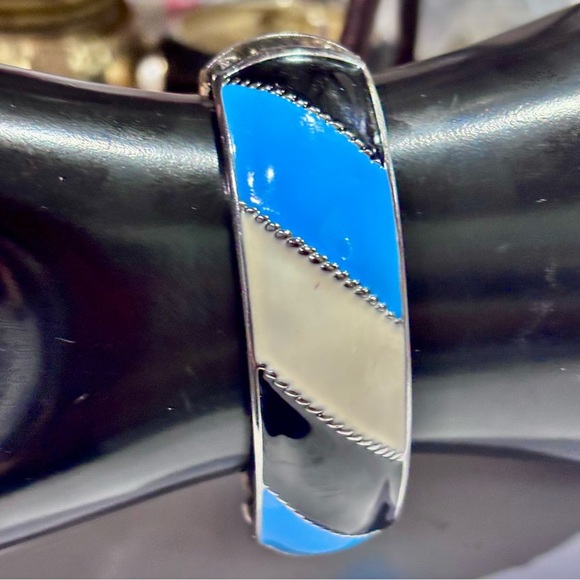 Blue and white enamel striped bangle bracelet #boho #retro
EUC - Picture 5 of 5